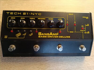 Tech 21 NYC Sansamp Programmable Bass Driver DI Deluxe (BDDI) mit Netzteil