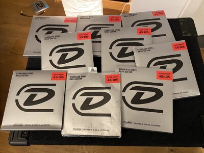 9 x Dunlop Super Brights Stainless Steel (4-String, ungeöffnet)