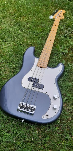 Fender Precision "American Standard" in Charcoal
