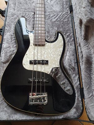 Fender Japan Modern Jazz Bass inklusive Molded Case
