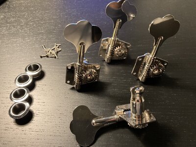 4 Mechaniken mit Schräubchen und Hülschen