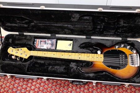 Ernie Ball MusicMan Stingray Classic 5 Tobacco Sunburst