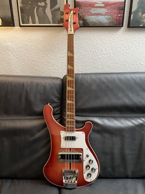 Rickenbacker 4001 von 1978 in fireglo