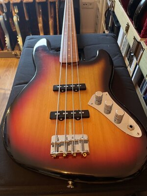 Fender Jaco Pastorius Tribute Fretless - 2.JPG