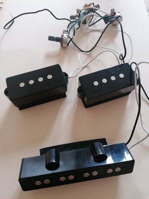 PJ Set und Elektronik aus einem Squier Affinity P Bass PJ