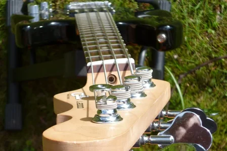 G&amp;L Tribute L-2000 kompr. 05.webp