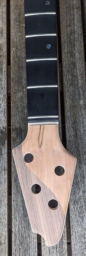 Headstock2-klein.jpg