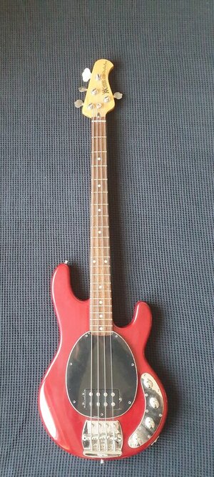 Music Man Stingray - 4-Saiter, 3-Band EQ, Farbe translucend red