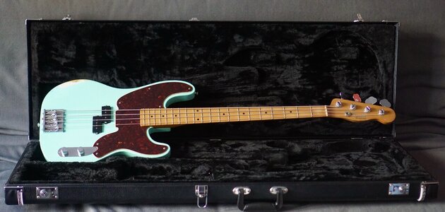 Fender Mike Dirnt Precision Bass roadworn seafoam green
