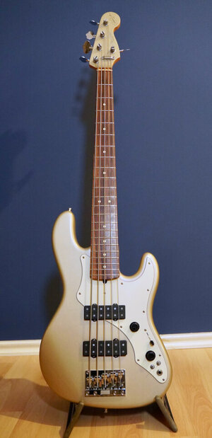 Fender Roscoe Beck V - 1.jpeg