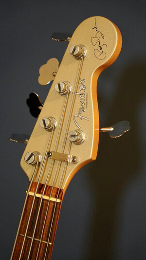 Fender Roscoe Beck V - 3.jpeg