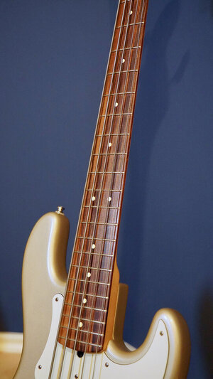 Fender Roscoe Beck V - 8.jpeg