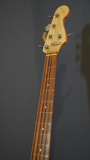 Fender Roscoe Beck V - 9.jpeg