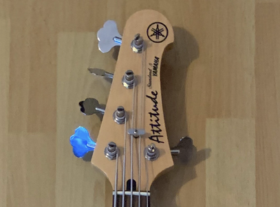 Yamaha Attitude 5 Headstock front.png