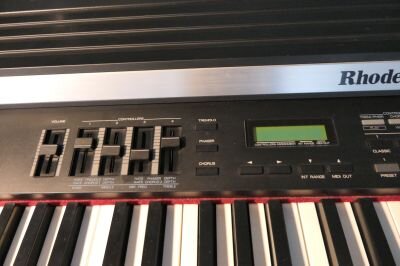 Roland Rhodes MK-80 mit Flightcase sehr gut erhalten und