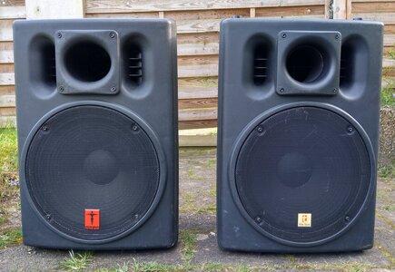 2 Stück aktive Subwoofer 15" 300W für 200.- Euro/Paar