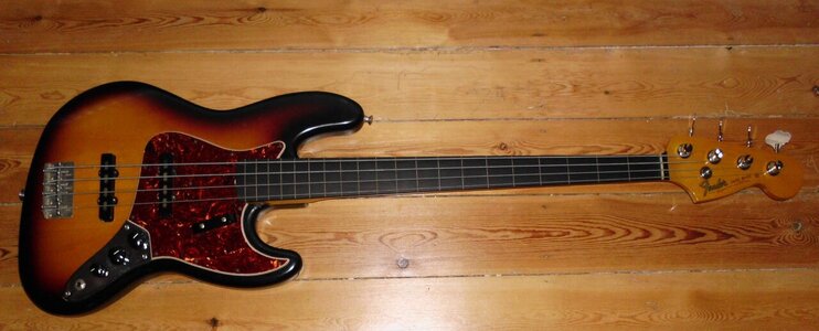 Fender 62 AV Jazz Bass fretless