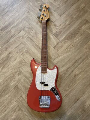 Verkauft: Fender Vintera 60s Mustang Bass Fiesta Red wie neu