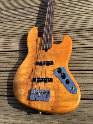 K.Bass JV4 fretless ***reserviert***