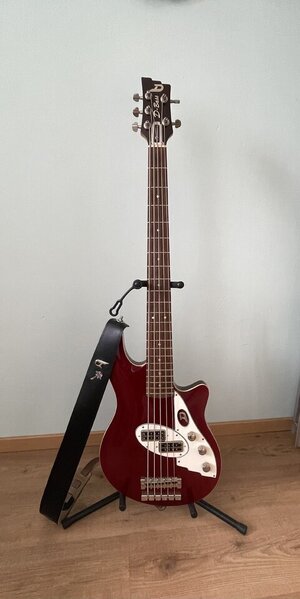 Zum Verkauf steht mein Duesenberg D-Bass in der seltenen 5-saitigen Ausführung.