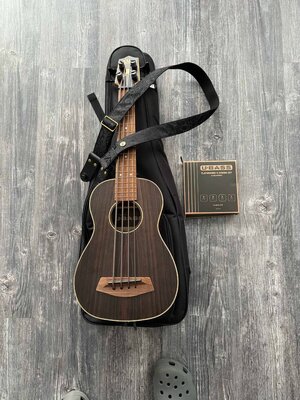 Kala Bass Ukulele Ebony Fretted mit Steyner Gurt / 550,- VB