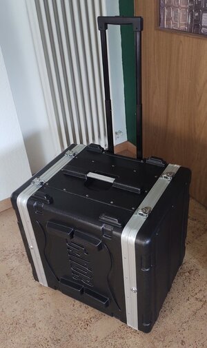 Gator 19 Zoll 8HE Hartschalen Trolley Case GRR-8L