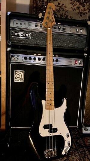 Squier JV Prezi gegen Squier JV Prezi