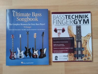 2x Lehrbuch Ultimate Bass Songbook + Basstechnik Fingergym