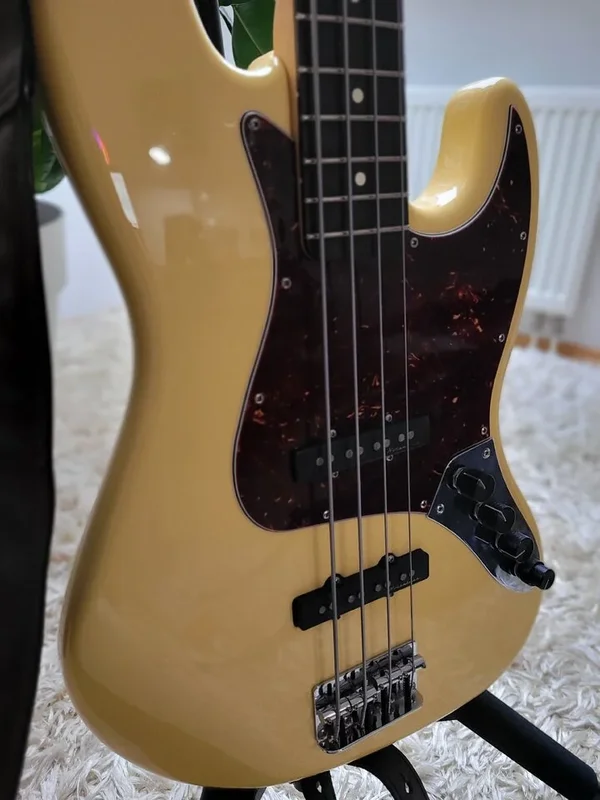 Fender Jazz Bass Deluxe mit Sadowsky VTC