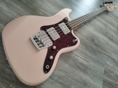SQUIER by Fender "Rascal Bass", limited edition in Shell Pink