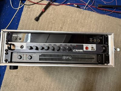 Bassrig im Rack: Tech 21 Sansamp VT-RM, Synq1k0, Korg Pitchblack Pro, 3HE Custom Rack