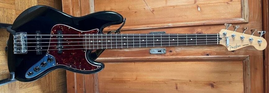 Fender JazzBass V black (1).jpg