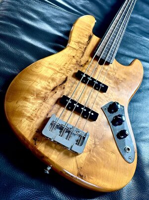 K. Bass JV4 Fretless (mit Fretlines)
