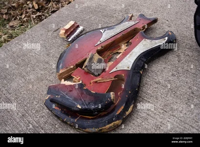 die-stucke-einer-gebrochenen-roten-gitarre-liegen-zusammen-auf-rauem-beton-2e0jm4y.jpg die-stucke-einer-gebrochenen-roten-gitarre-liegen-zusammen-auf-rauem-beton-2e0jm4y.jpg