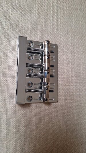 GB403 Guyker 4-Saitige Hochmass-Bass-Brücke mit vintage CNC-gefertigten Messing-Sätteln