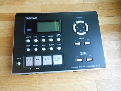 Basstrainer CD-BT2 von TASCAM