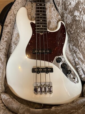 Fender American Performer Jazz Bass (Arctic White) - 850 EUR Schnapper