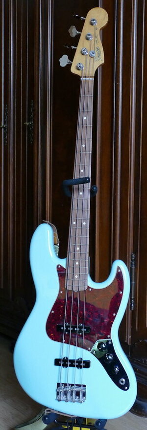 Fender Vintera 1.JPG