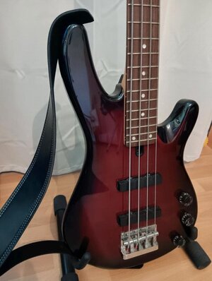 Yamaha BB404 in Weinrot