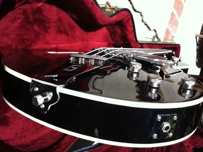 Gretsch-Bass2.webp