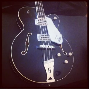 gretsch-broadkaster-bass-black.webp