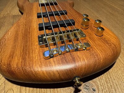 Warwick Streamer LX5, Customshop - Afzelia Korpus
