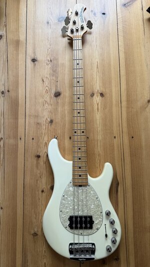 Music Man – Sterling 4 H mit Piezo