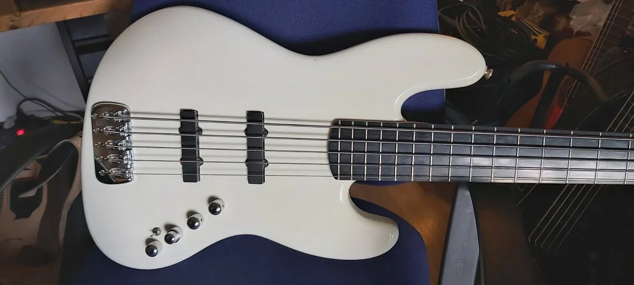 Jazz Bass Squier Deluxe V aktiv Olympic White Delano