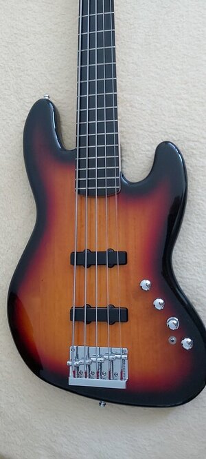 Jazz Bass Squier Deluxe V activ Sunburst