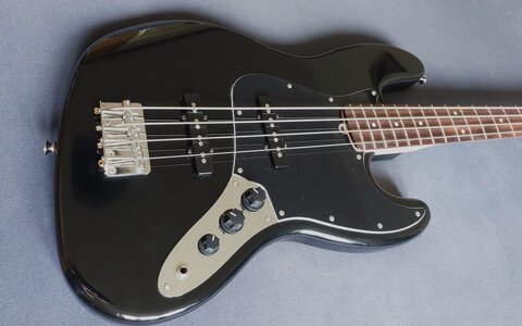 Squier Affinity Jazz Bass - 3,36 kg