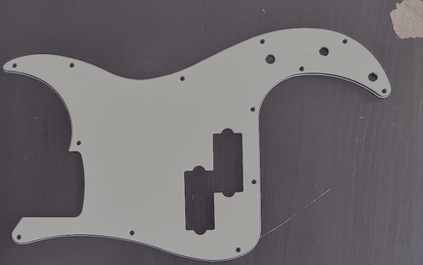 P-Bass Pickguard in mint green, schwarze Bridge und Knobs, und Fender HiMass