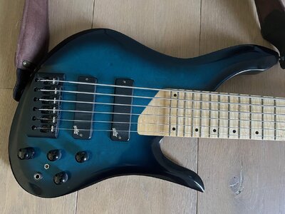 HEMAGE Custom 6 Saiter Short Scale Bass. 3,10 kg Handmade
