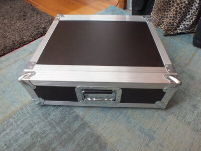 2 und 3 HE Flightcases abzugeben...