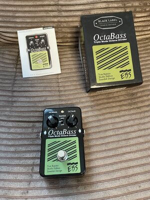 Bass-Effekte (EBS OctaBass + BassIQ, EHX Nano Bass Big Muff, Lehle Parallel M, Radial BigShot i/o)